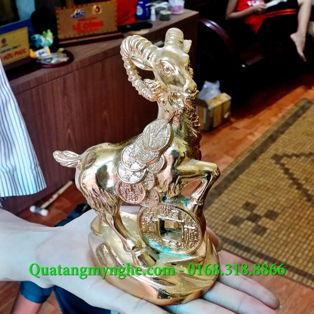 Tượng dê đồng, dê phong thủy, dê đeo tiền Kích thước: cao 15cm và 25cm Chất liệu: Đồng vàng Tác dụng: Dùng làm quà tặng cho người tuổi Mùi và những người tuổi hợp Mùi