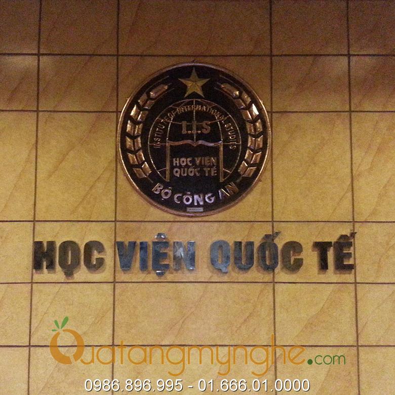 huy hiệu logo học viện quốc tế bộ công an treo tường