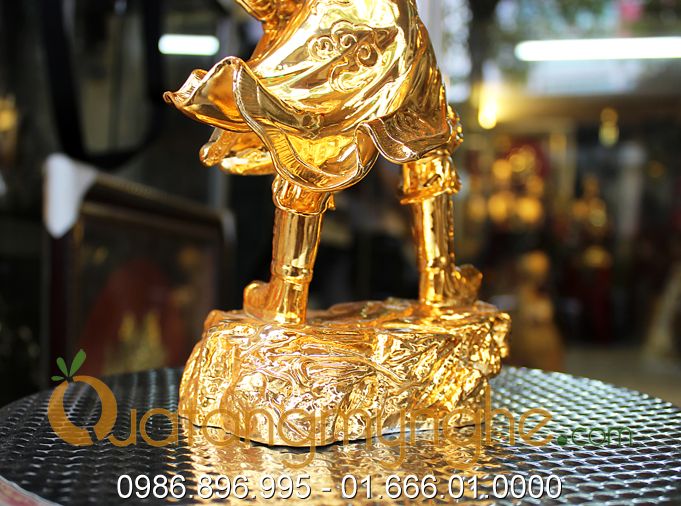 tượng trần hưng đạo chỉ tay mạ vàng 30