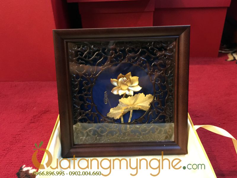 tranh hoa sen dát vàng quà tặng cho đối tác nước ngoài