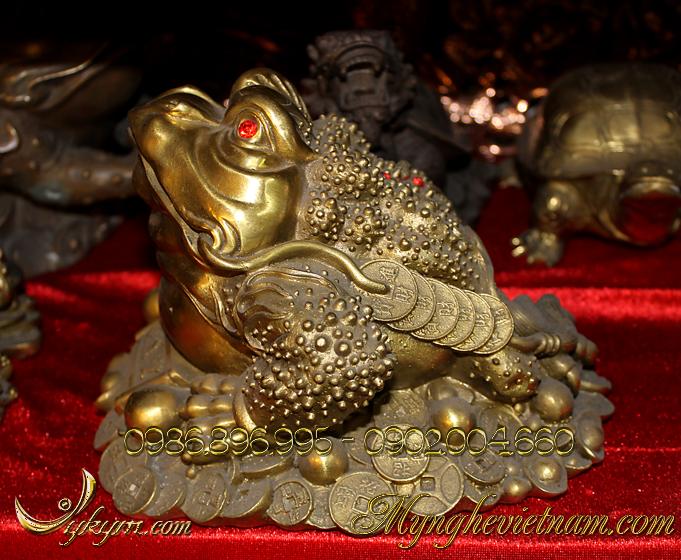 thiềm thừ đồng ngồi trên đống tiền