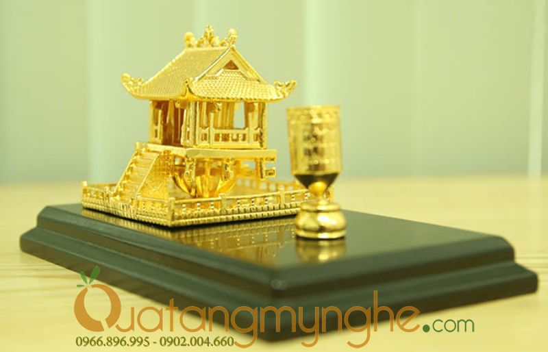 Quà lưu niệm - cắm bút mạ vàng chùa một cột